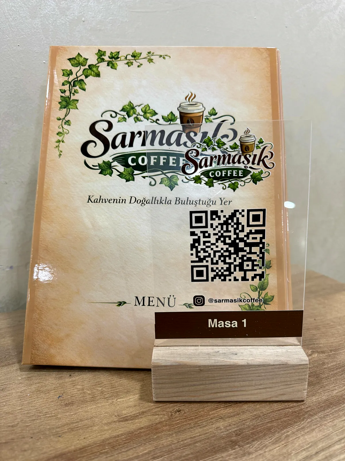 Sarmaşık Coffee menü kapağı ve QR masa standı