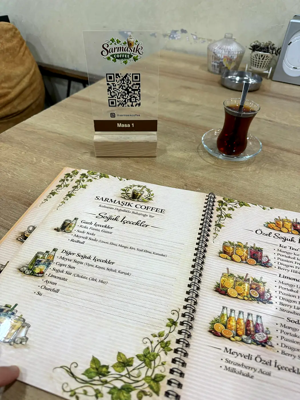 Sarmaşık Coffee masada menü ve QR stand