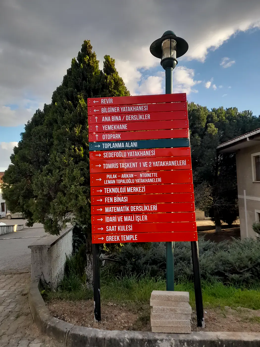 Kampüs yönlendirme tabelası