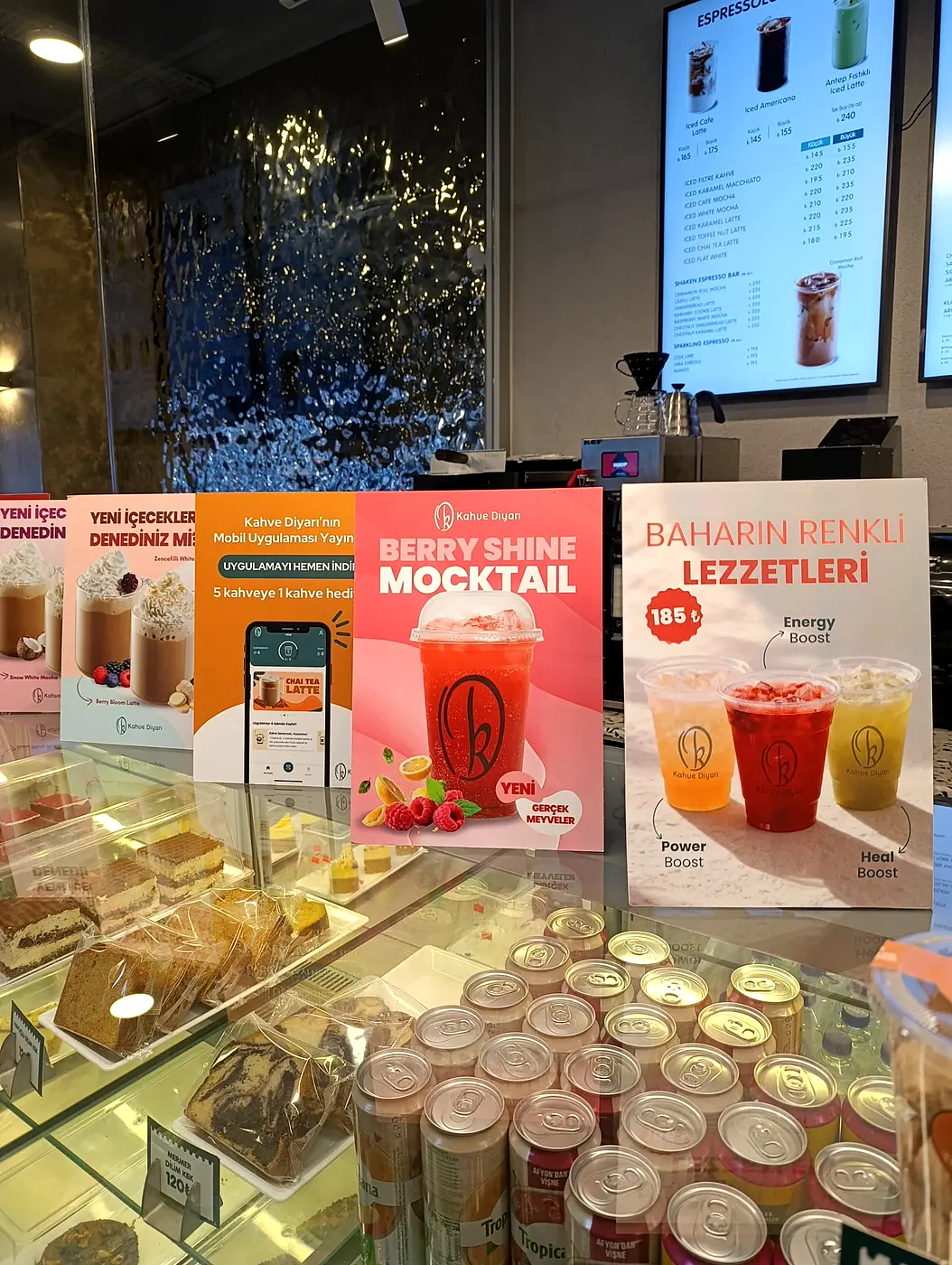 Kafe vitrini için kampanya afişleri