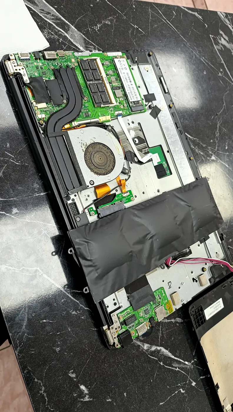 Batarya değişimi için açılmış laptop